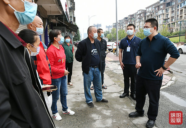2022年10月1日,李云暗訪督導(dǎo)疫情防控情況2 張莉 攝.jpg