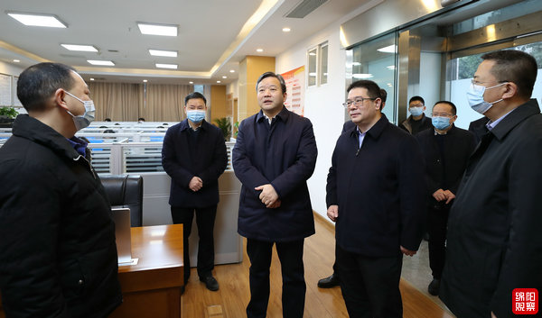 2022年2月7日 曹立軍在政府機關(guān)看望干部職工(記者 賴杰 攝).jpg