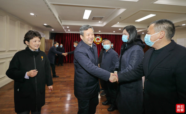 2022年2月7日 曹立軍在政協(xié)機關(guān)看望干部職工(記者 賴杰 攝).jpg