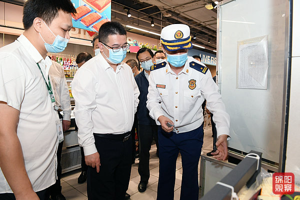 2022年9月28日，李云檢查節(jié)前安全生產(chǎn)、疫情防控、市場(chǎng)供應(yīng)4  張莉 攝.jpg