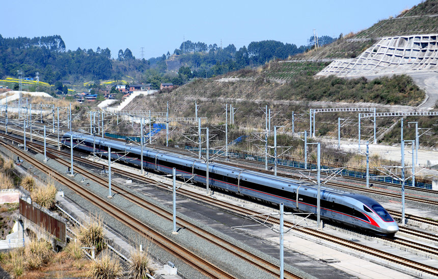 復(fù)興號(hào)動(dòng)車組駛過(guò)成渝高鐵內(nèi)江北站。胡志強(qiáng)攝