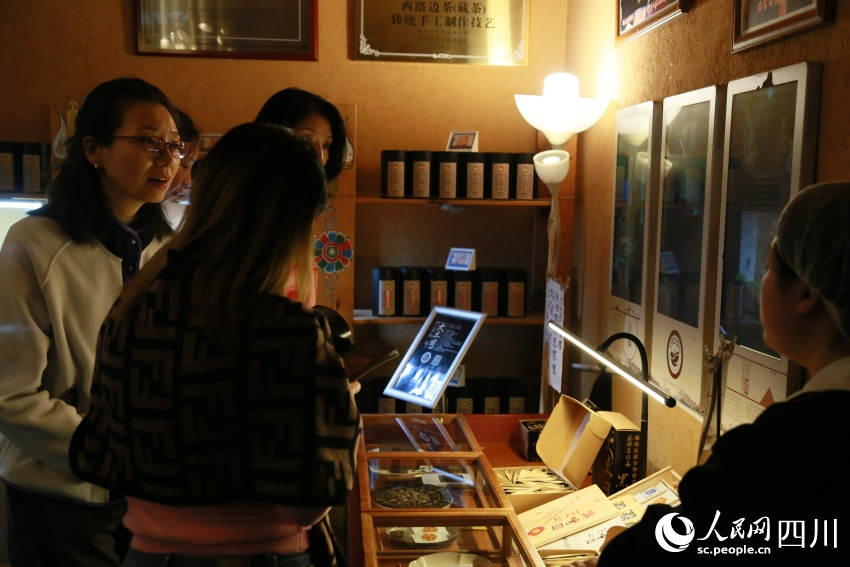 游客正在購買茶葉。人民網(wǎng)記者 朱虹攝