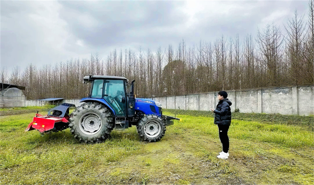 農(nóng)戶正在通過手機操控拖拉機.jpg